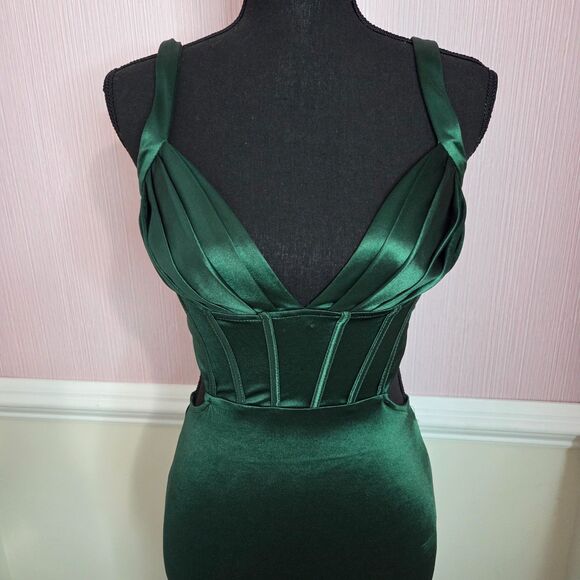Windsor Dresses & Skirts - Windsor Emerald Green Satin Formal Dress Small Cutout Corset Back Ruched Maxi Go